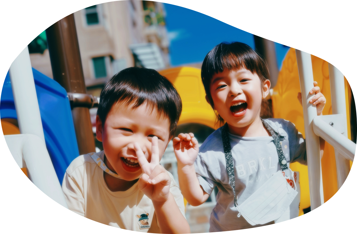 孩子們在溜滑梯上開心地比 YA
