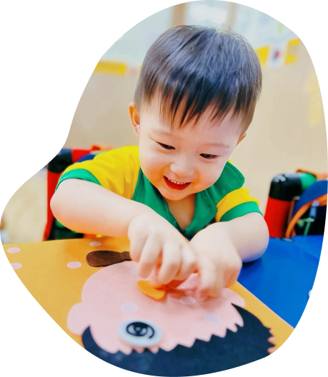 小男孩專心地做勞作