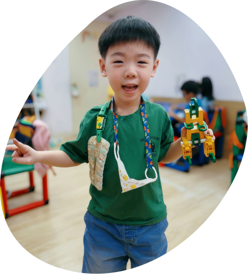 小男孩開心地笑