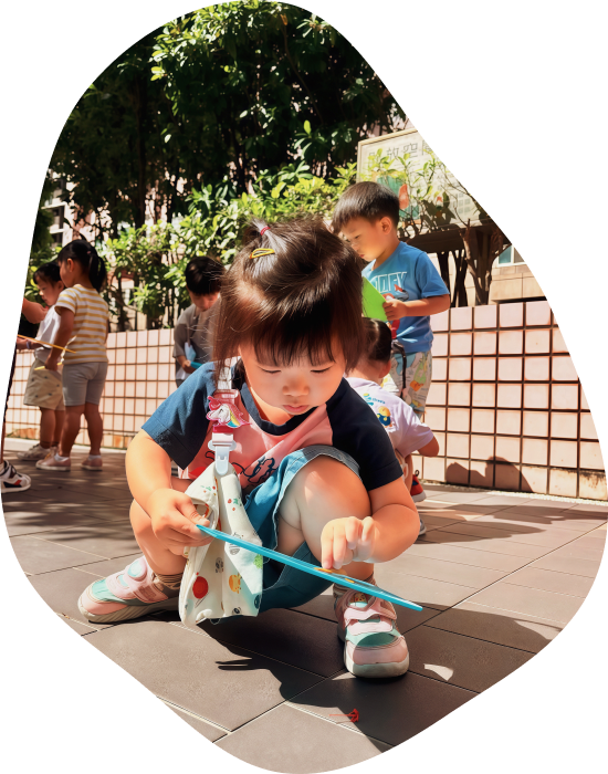 孩子們在院子裡玩耍