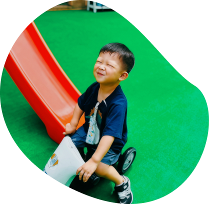 小男孩在溜滑梯上